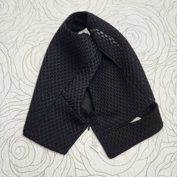 [S] She & Sky Black Sleeveless Crop Top - Picture 4 of 9